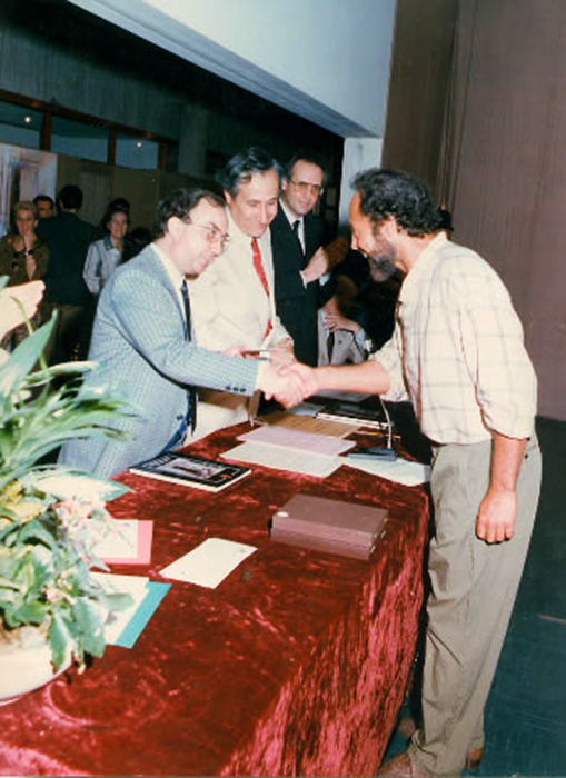 Carlo Tognioli | Ministro della Cultura | Consegna 1° Premio "Rassegna Internazionale di Pittura e Scultura Bice Bugatti" 1989 